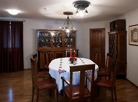 Dvor Jezersek Brnik 3*