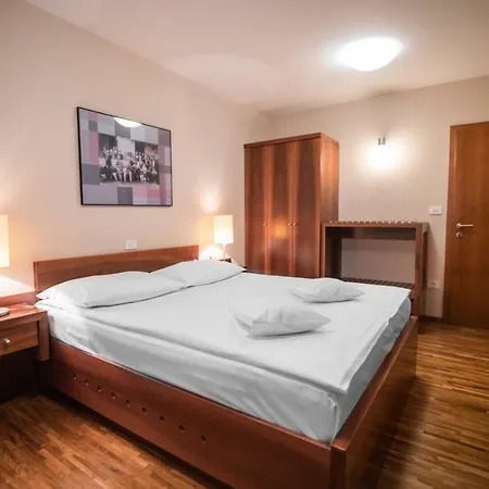 Dvor Jezersek Brnik Hotel