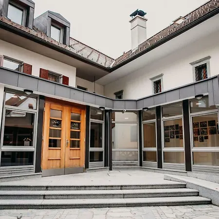 Dvor Jezersek Brnik