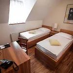 Отель Dvor Jezersek Brnik 3*