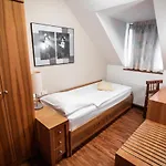 Отель Dvor Jezersek Brnik 3*