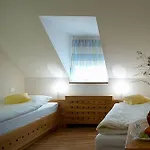 Dvor Jezersek Brnik 3*