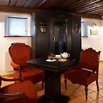 Отель Dvor Jezersek Brnik