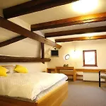 Hotel Dvor Jezersek Brnik