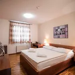 Отель Dvor Jezersek Brnik 3*