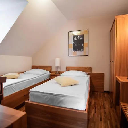 Dvor Jezersek Brnik 3* Cerklje na Gorenjskem