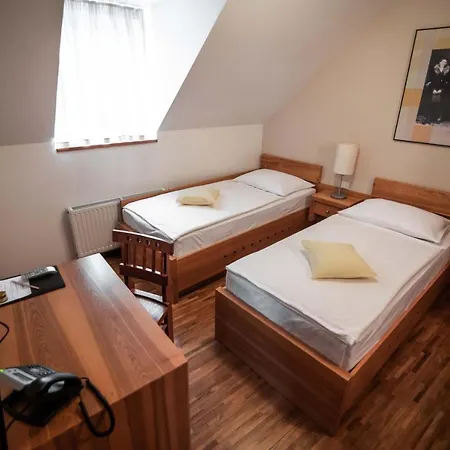 Hotel Dvor Jezersek Brnik 3*