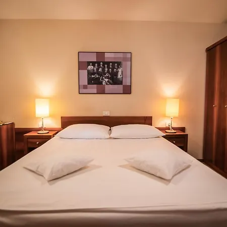 Dvor Jezersek Brnik Hotel