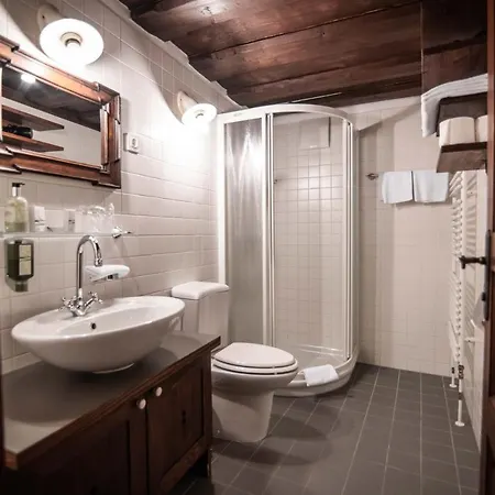 Dvor Jezersek Brnik צרקליה נה גורניסקם