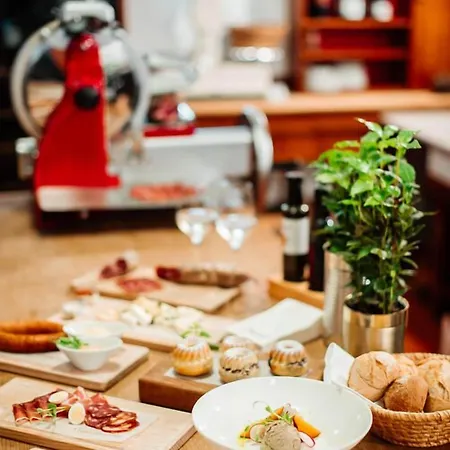 Dvor Jezersek Brnik 호텔 3*