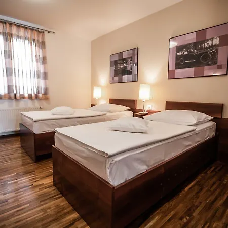 Dvor Jezersek Brnik צרקליה נה גורניסקם