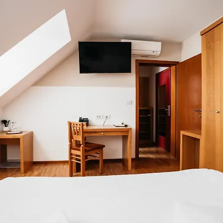 Dvor Jezersek Brnik 3*