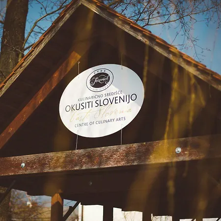 Dvor Jezersek Brnik Cerklje na Gorenjskem