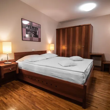 Dvor Jezersek Brnik Hotel 3*