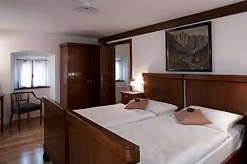 Dvor Jezersek Brnik 3*