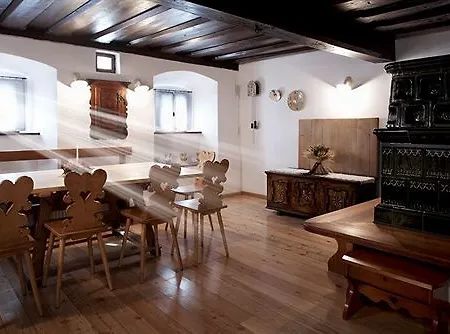 Hotel Dvor Jezersek Brnik 3*