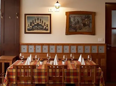 Dvor Jezersek Brnik 3*
