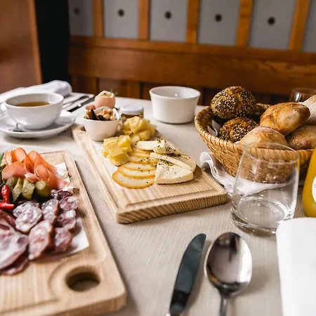 Dvor Jezersek Brnik מלון 3*