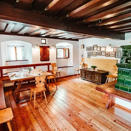 Hotel Dvor Jezersek Brnik 3*