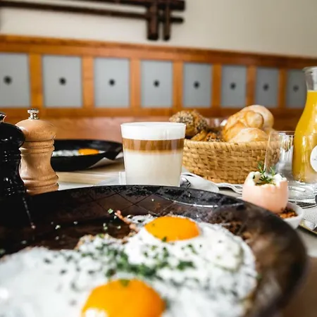 מלון Dvor Jezersek Brnik