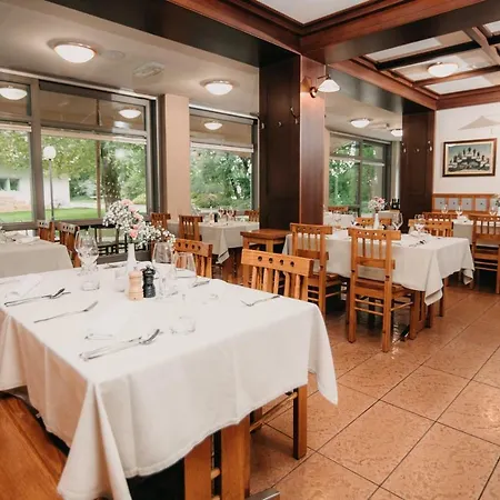 Dvor Jezersek Brnik Hotel 3*
