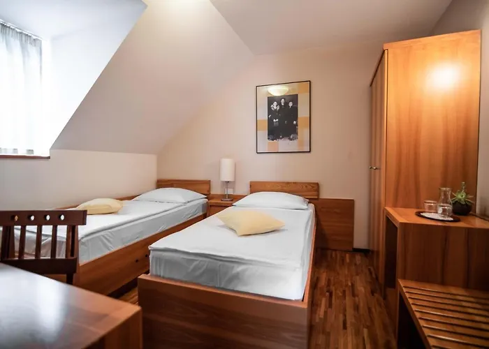 Dvor Jezersek Brnik 3* Cerklje na Gorenjskem