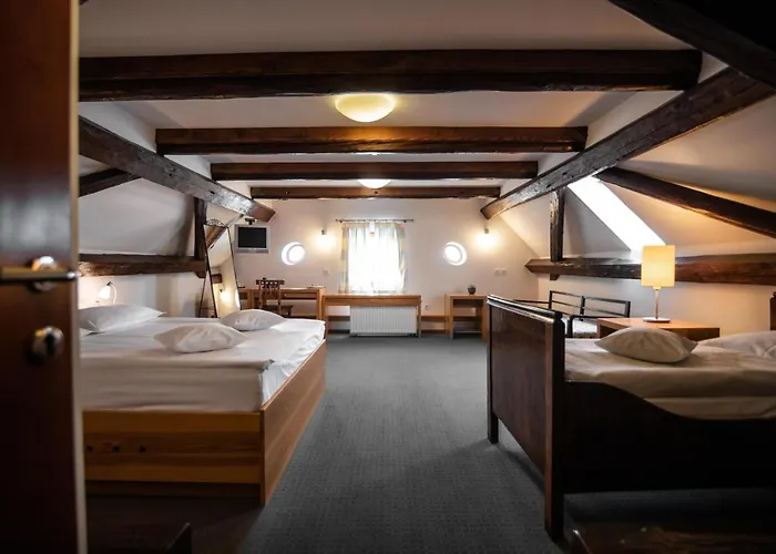 Dvor Jezersek Brnik 3*