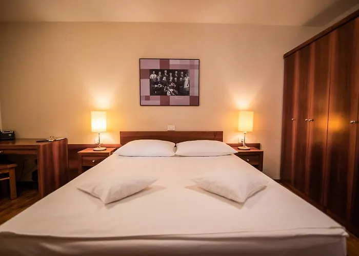 Dvor Jezersek Brnik Hotel