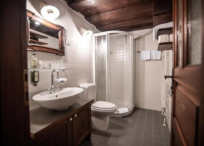 Dvor Jezersek Brnik ツェルクニェ・ナ・ゴレニスケム