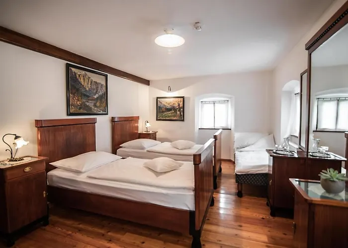 Dvor Jezersek Brnik 3*