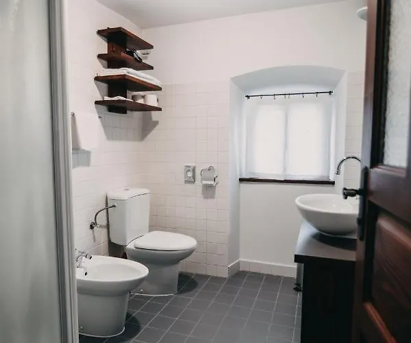 Dvor Jezersek Brnik ホテル