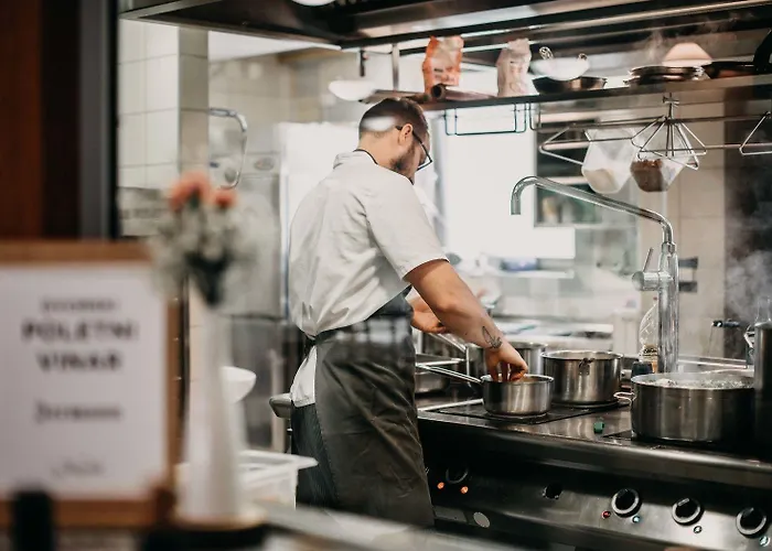 ホテル Dvor Jezersek Brnik 3*