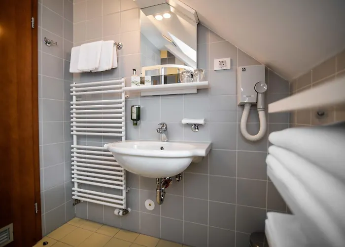 Dvor Jezersek Brnik 3* Cerklje na Gorenjskem