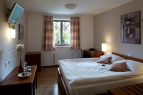 Hotel Dvor Jezersek Brnik