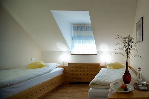 Dvor Jezersek Brnik 3*