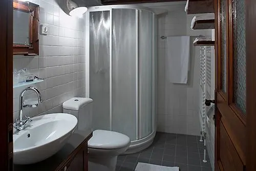 Dvor Jezersek Brnik צרקליה נה גורניסקם