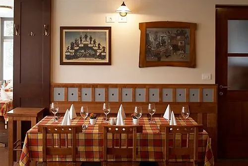 Dvor Jezersek Brnik 3*