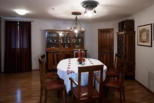 Dvor Jezersek Brnik 3*