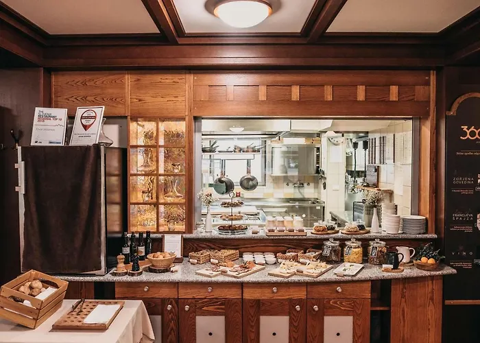 ホテル Dvor Jezersek Brnik