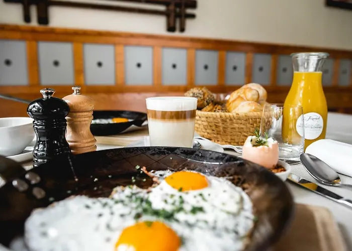 מלון Dvor Jezersek Brnik