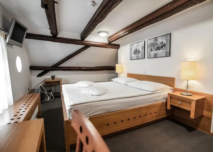 Dvor Jezersek Brnik 3*