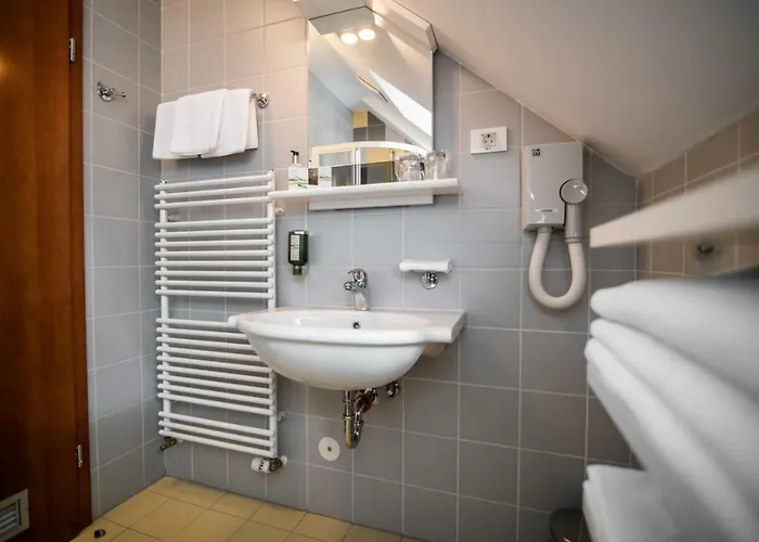 Hotel Dvor Jezersek Brnik Cerklje na Gorenjskem